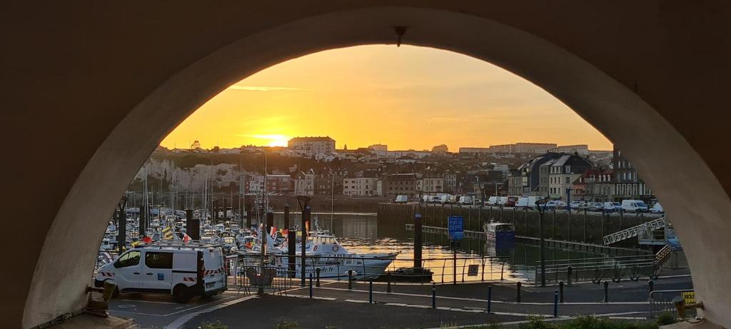 Photo de la galerie de l'établissement Vue port 1 er étage ascenseur centre-ville, à Dieppe