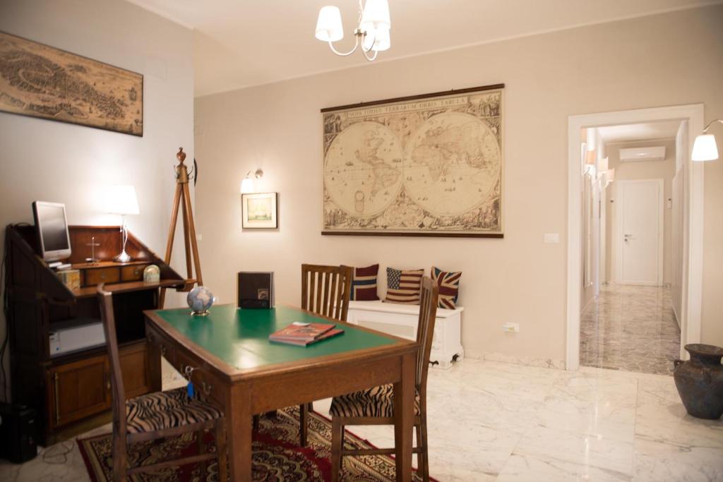 - un salon avec une table et un piano dans l'établissement Authentic Sweet Home, à Rome