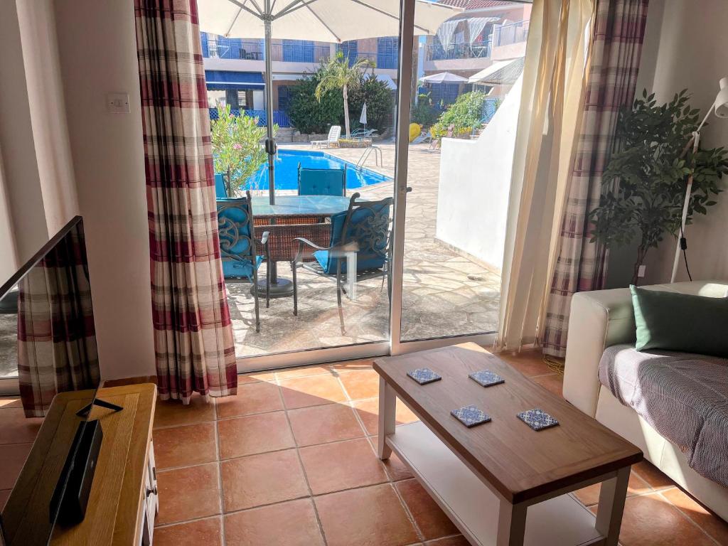 Family-Friendly 2BR Poolside Apartment with Terrace, Universal Area