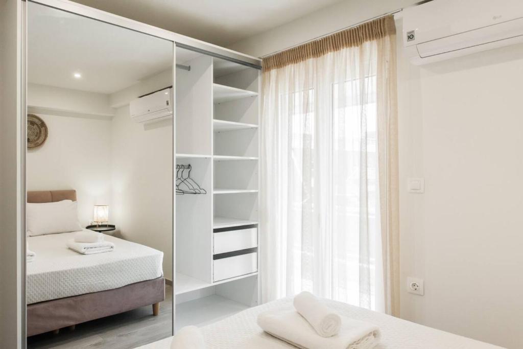 Posteľ alebo postele v izbe v ubytovaní 2bdr Athens Riviera Sea View Apartment By The Olon