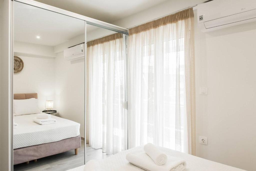 Posteľ alebo postele v izbe v ubytovaní 2bdr Athens Riviera Sea View Apartment By The Olon