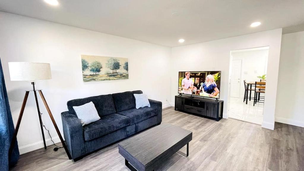 uma sala de estar com um sofá e uma TV de tela plana em Close to the beach #1 Lovely 2 bedrooms condo em Myrtle Beach