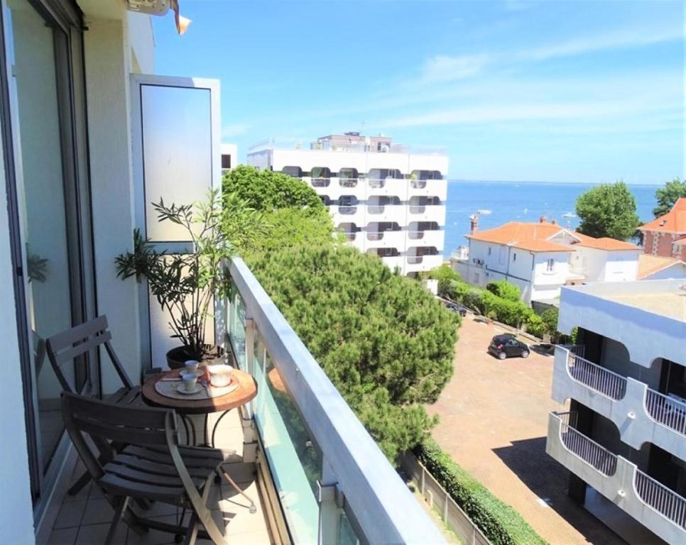 un balcon avec une table et une vue sur l'océan dans l'établissement Résidence Les Flots - T3 6 personnes à Arcachon, vue sur le Bassin MAE-9554, à Arcachon