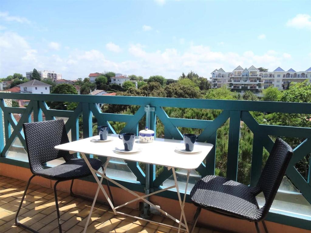 une table blanche et des chaises sur un balcon dans l'établissement Résidence Eugenie - T2 rénové 4 pers. en 1ère ligne, accès direct plage MAE-9664, à Arcachon