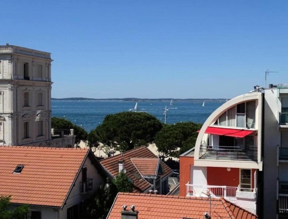 - une vue sur une ville avec un bâtiment et une tour dans l'établissement Résidence Sun Beach - Appartement vue mer avec 2 balcons, proche plage MAE-9694, à Arcachon
