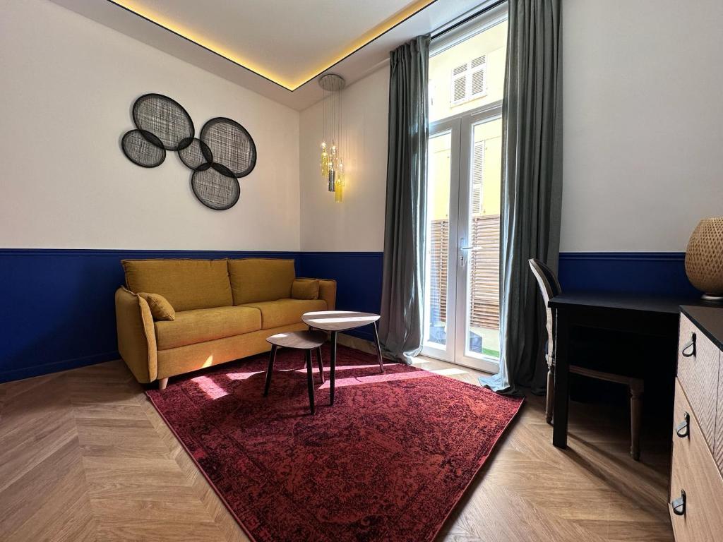 a living room with a couch and a red rug at Casa Mia Moneghetti in Beausoleil