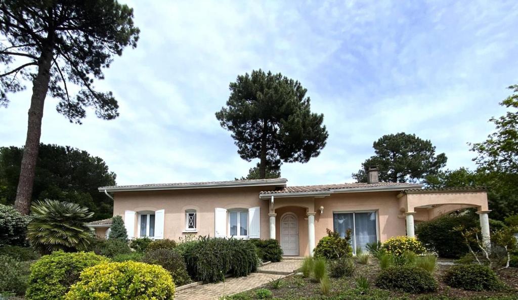 une maison avec un arbre au sommet dans l'établissement Résidence 442-arcachon - Agréable Maison de plain-pied de 100 m² MAE-7694, à Arcachon