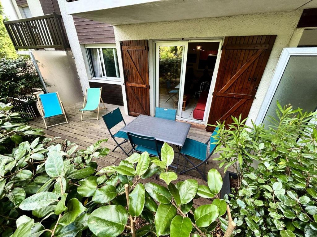 une terrasse avec une table et des chaises dans une maison dans l'établissement Résidence Le Parc - Appartement 2 chambres à 300m de la plage – Pereire MAE-9444, à Arcachon
