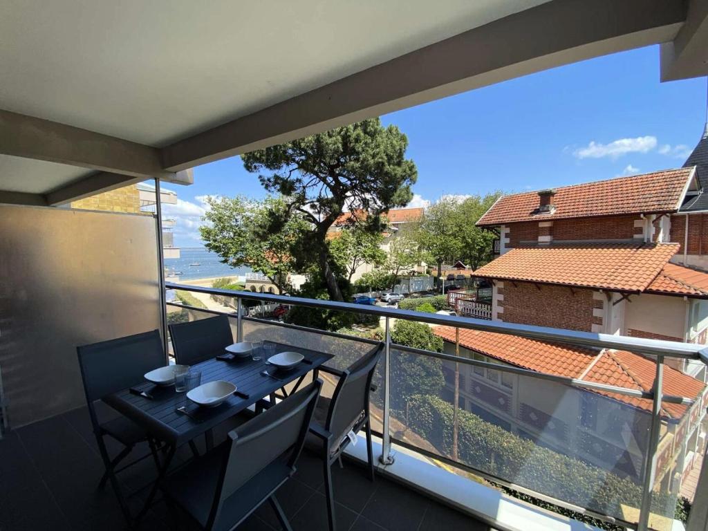 un balcon avec une table et des chaises et une vue sur l'océan dans l'établissement Résidence Joigny - T2 avec Vue Latérale sur la Mer MAE-9811, à Arcachon