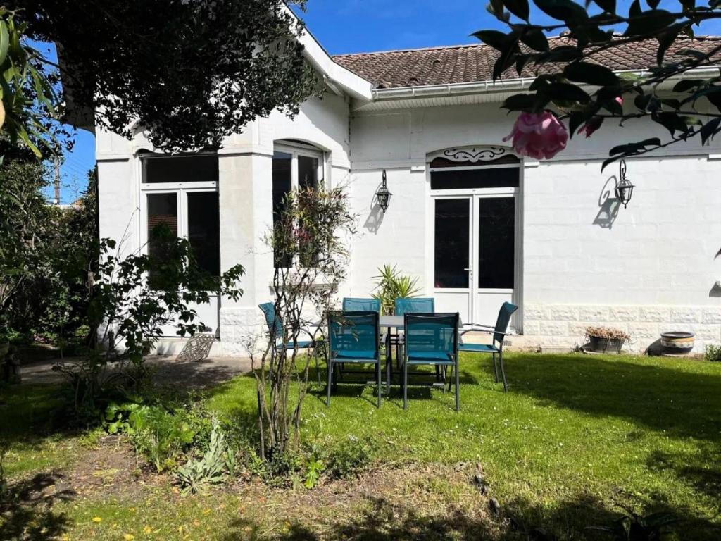 une table et des chaises devant une maison dans l'établissement Résidence 401-arcachon - Maison familiale de charme avec jardin, à deux pas de la plage de Joigny MAE-8871, à Arcachon