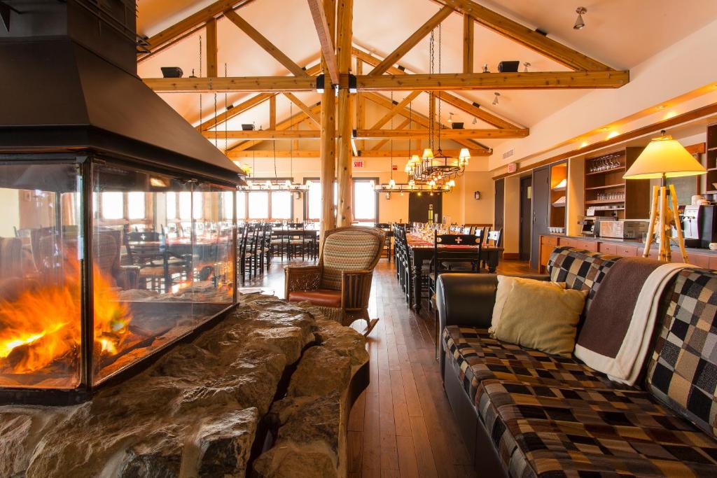 Area soggiorno di Auberge de Montagne des Chic-Chocs Mountain Lodge - Sepaq