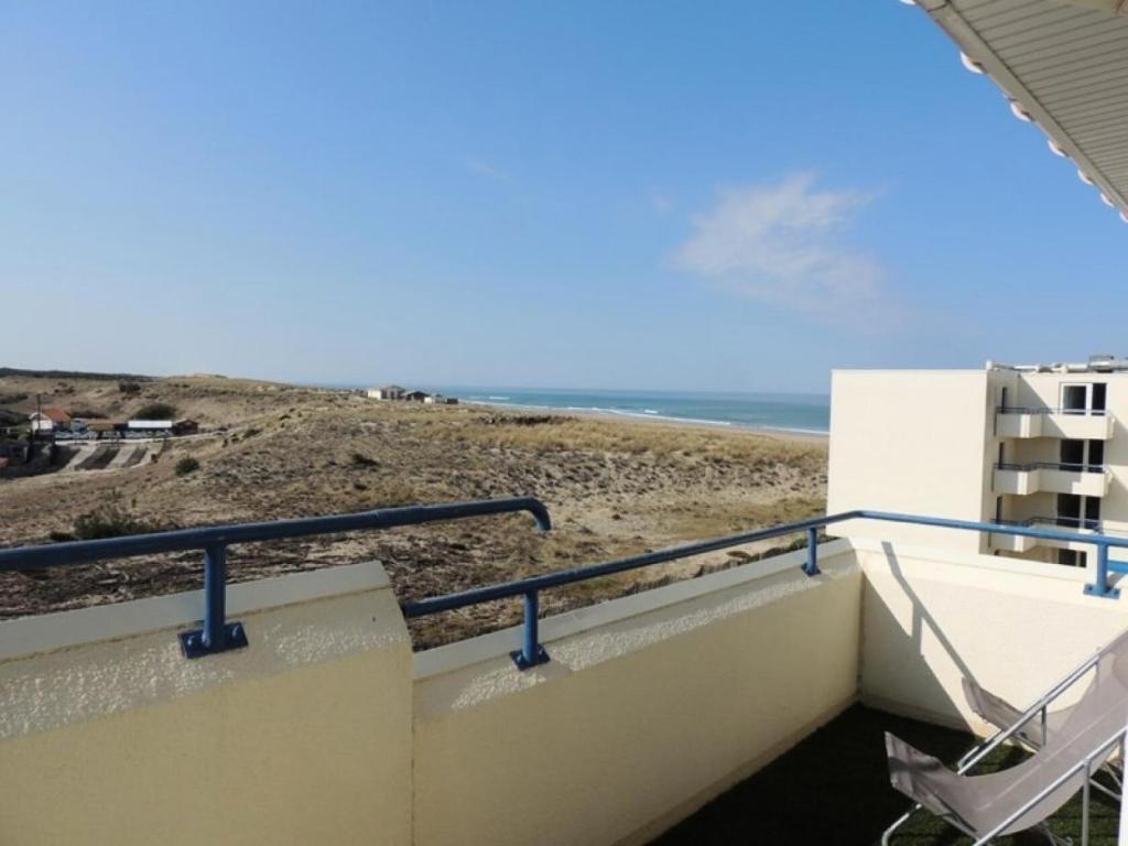Elle comprend un balcon offrant une vue sur la plage. dans l'établissement Résidence Bleu Marine - Appartement 6 pers, vue mer, résidence Bleu Marine avec piscine à Lacanau océan MAE-0301, à Lacanau