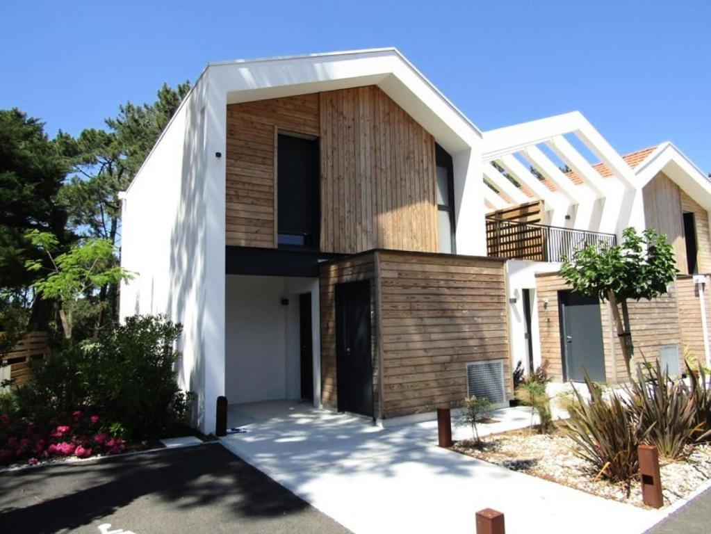 Cette maison contemporaine dispose d'une entrée moderne. dans l'établissement Résidence Margalex - Maison mitoyenne dans belle résidence neuve, piscine collective à Lacanau Océan MAE-0681, à Lacanau
