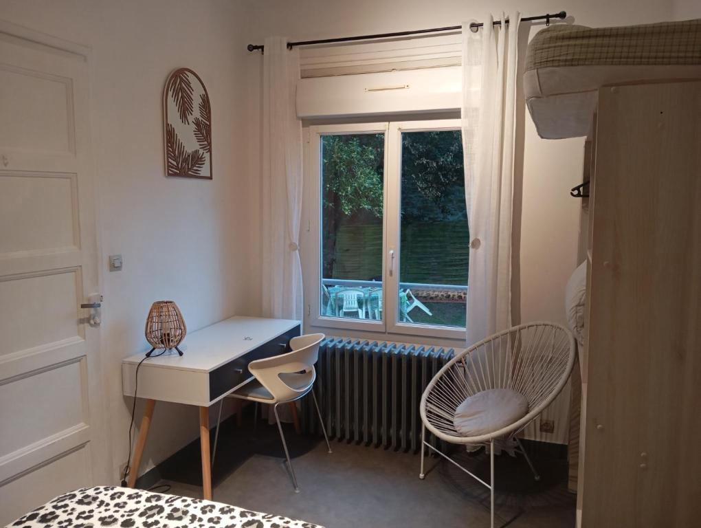 Postel nebo postele na pokoji v ubytování Appartement hyper centre 1 lorient Jardin clos
