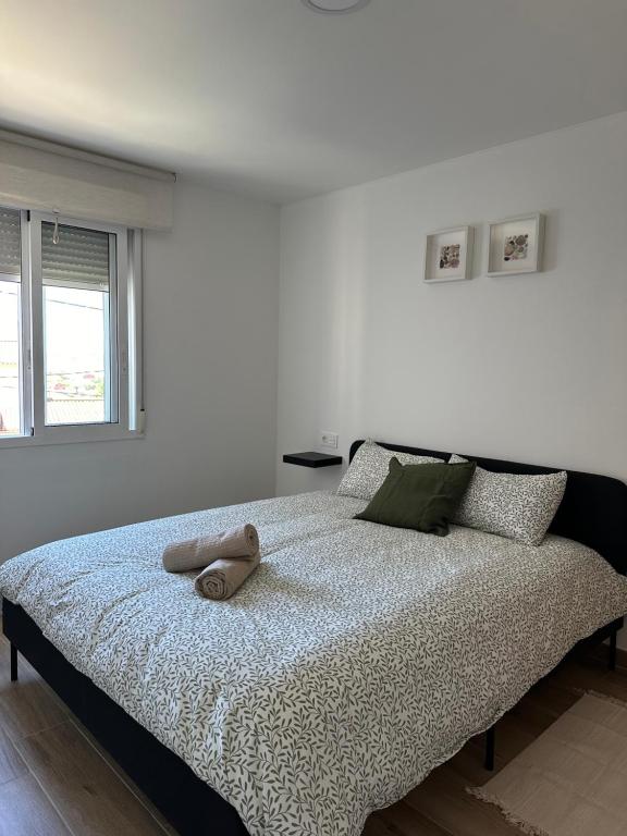 ein Schlafzimmer mit einem Bett, auf dem ein Stofftier liegt in der Unterkunft O Refuxio da Ría in Pontevedra