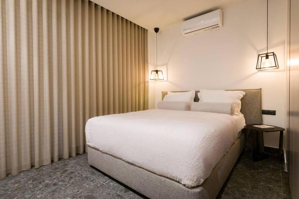Łóżko lub łóżka w pokoju w obiekcie Luxury Apt Near The Beach Athens Riviera By Olon