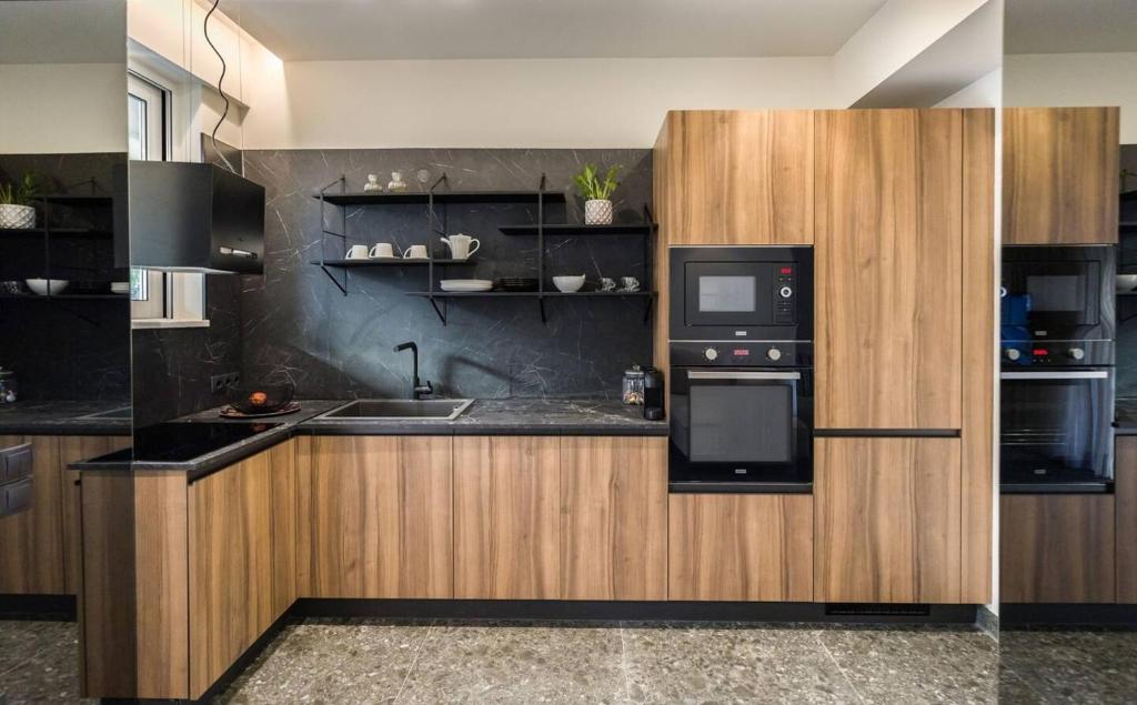 Kuchyňa alebo kuchynka v ubytovaní Luxury Apt Near The Beach Athens Riviera By Olon
