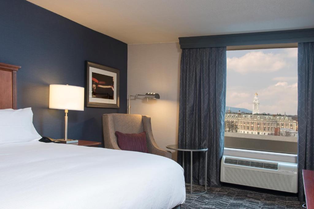 una camera d'albergo con letto e finestra di DoubleTree by Hilton Schenectady a Schenectady