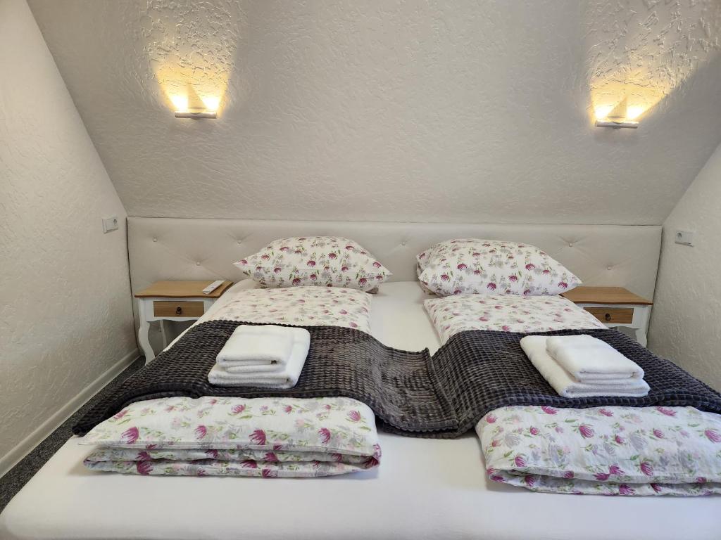Postel nebo postele na pokoji v ubytování Bed and Breakfast Am Knittenberg