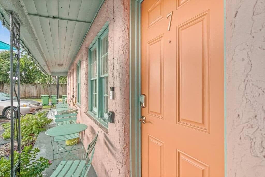 una porta che conduce a un portico con sedie e tavolo di Dive into the 50s- Restored Motel in St Augustine a St. Augustine