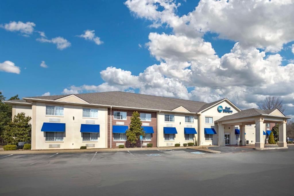 a hotel with a parking lot in front of it at Best Western Central City in Central City