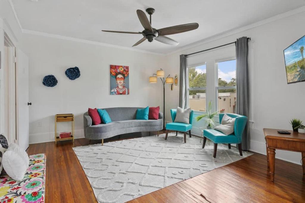 - un salon avec un canapé, des chaises et un ventilateur de plafond dans l'établissement San Marco Villa Upper - Balconies Views BBQ, à Saint Augustine