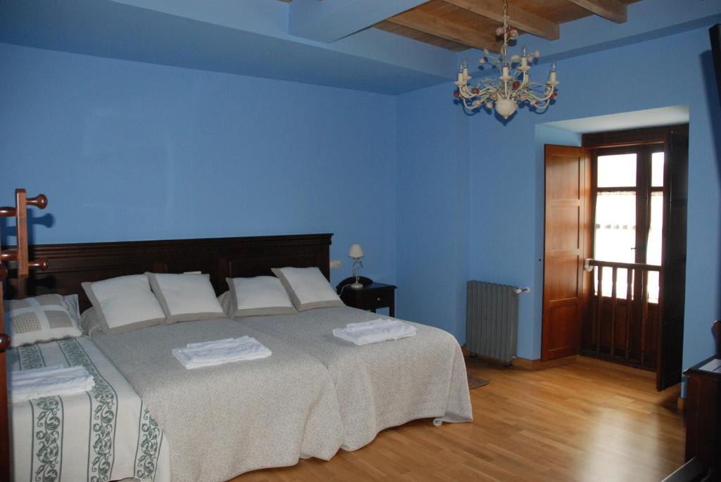 Postel nebo postele na pokoji v ubytování La Casona de Amaido