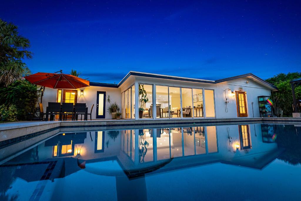 Πισίνα στο ή κοντά στο Fully Remodeled, Huge Backyard, Pet-Friendly, Pool