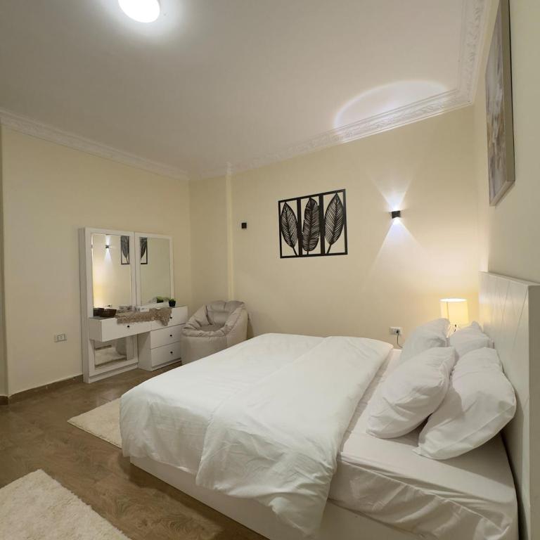 Postel nebo postele na pokoji v ubytování Hotel Apartment In Sheikh Zayed With Private Entrance