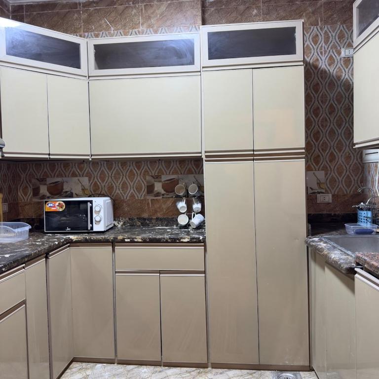 Kuchyň nebo kuchyňský kout v ubytování Hotel Apartment In Sheikh Zayed With Private Entrance