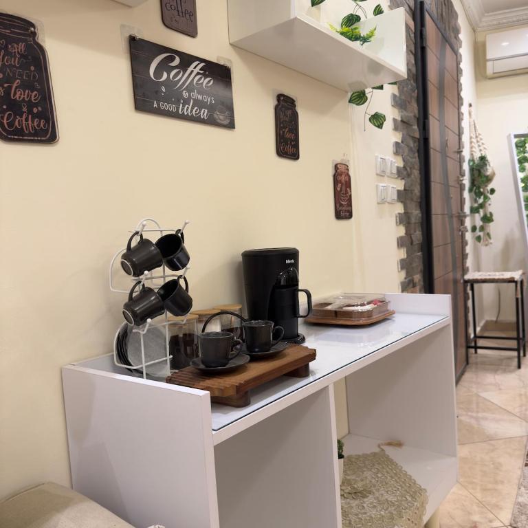 Příslušenství pro přípravu čaje a kávy v ubytování Hotel Apartment In Sheikh Zayed With Private Entrance