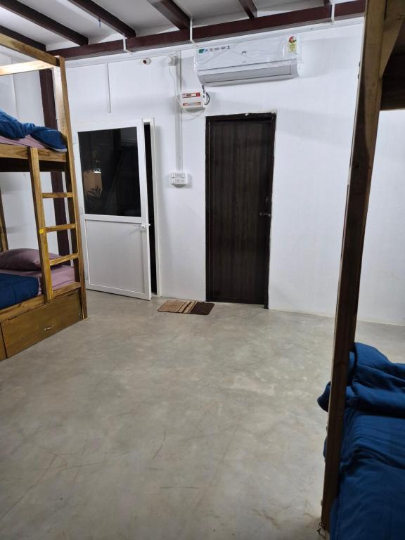 Postel nebo postele na pokoji v ubytování Zomad Hostels