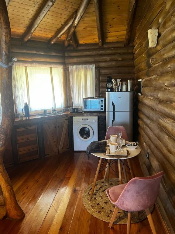 cabaña octogonal rodeada de naturaleza