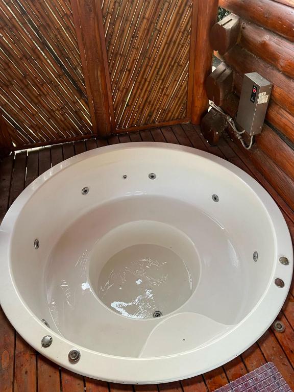 cabaña octogonal rodeada de naturaleza