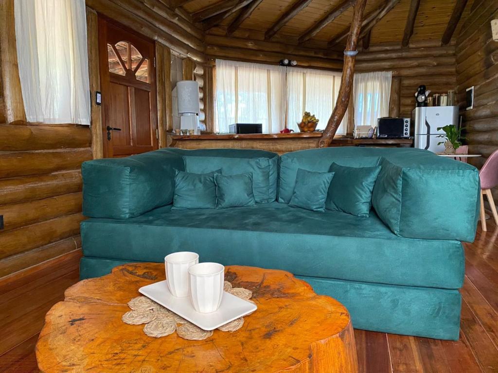 cabaña octogonal rodeada de naturaleza