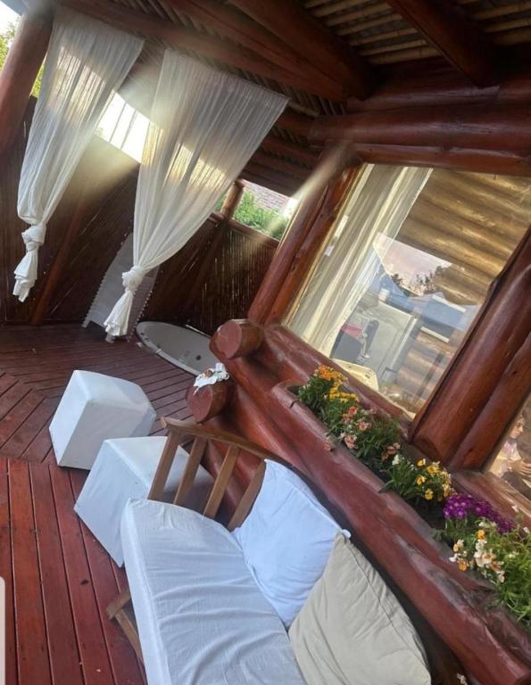 cabaña octogonal rodeada de naturaleza