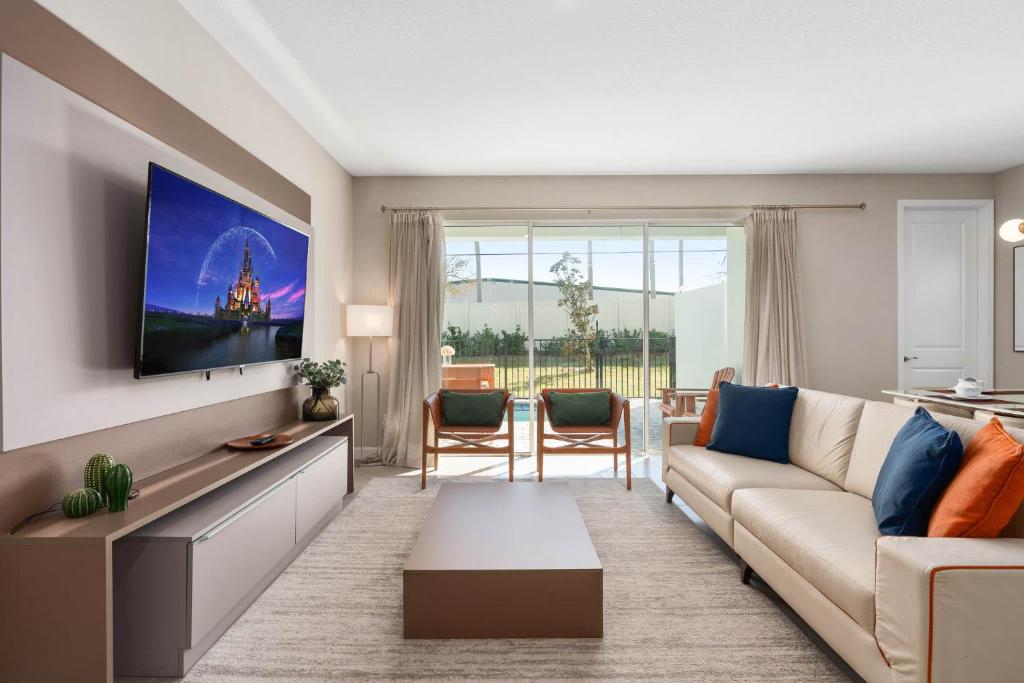 Ruang duduk di SUPER CLOSE -DISNEY's PARKs THEME ROOMs & POOL