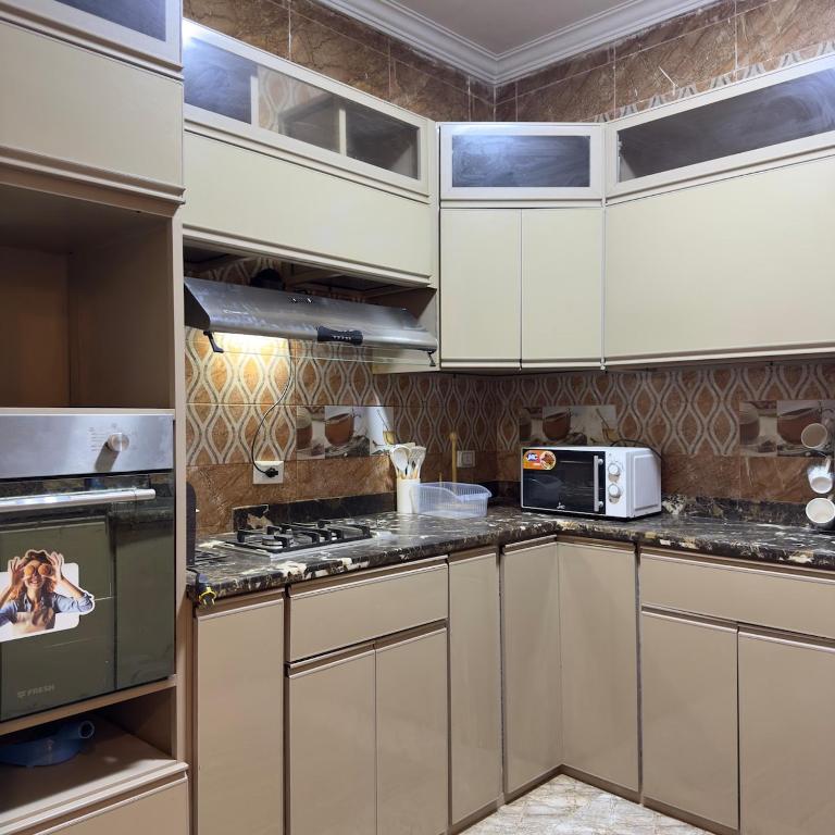 Kuchyň nebo kuchyňský kout v ubytování Hotel Apartment In Sheikh Zayed With Private Entrance