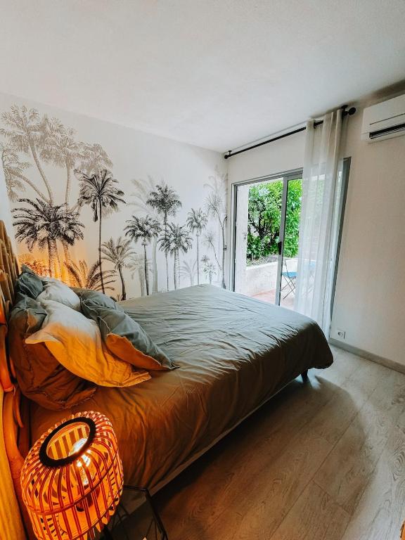 une chambre avec un lit et une grande fenêtre dans l'établissement Cozy apartment in Saint-Tropez, à Saint-Tropez