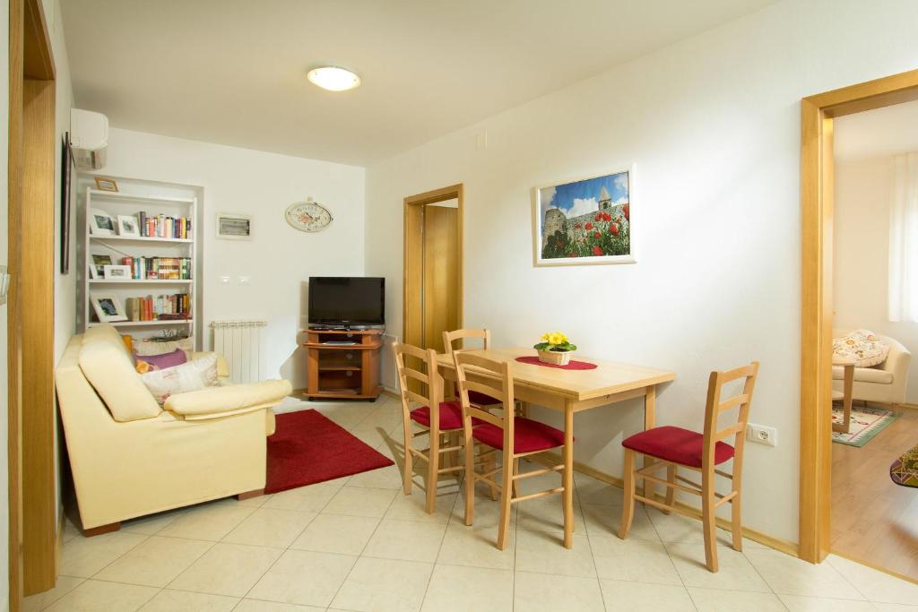 TV a/nebo společenská místnost v ubytování Valentina Guest House at Pintar Wine Estate
