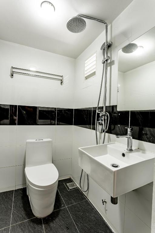 Un baño de Earnest Hotel Georgetown