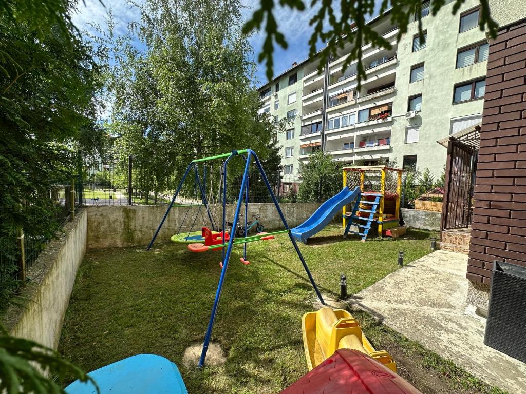 サラエボにあるApartment Dedić with Gardenのアパート内の遊具のある庭
