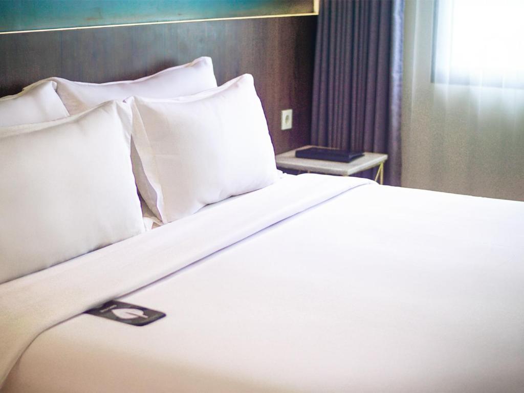 Postel nebo postele na pokoji v ubytování Luminor Hotel Tanjung Selor By WH