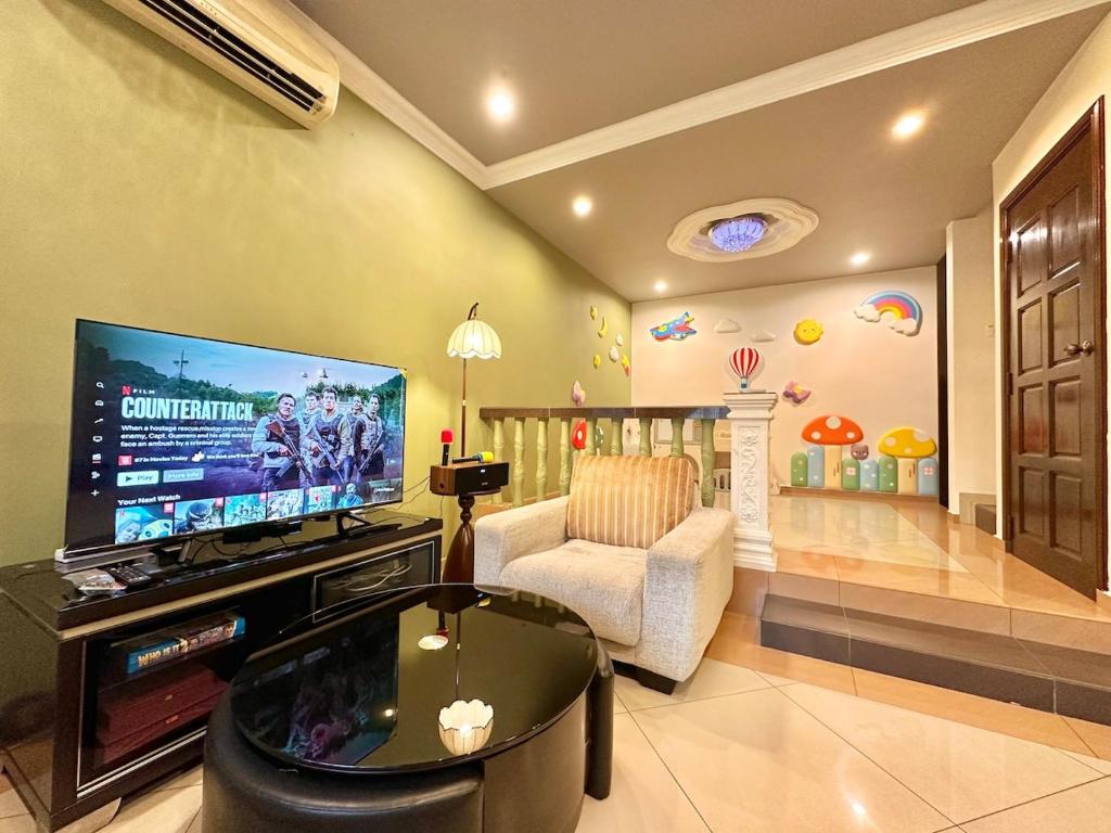 TV a/nebo společenská místnost v ubytování Kota Laksamana 2-Strey Walk to Jonker