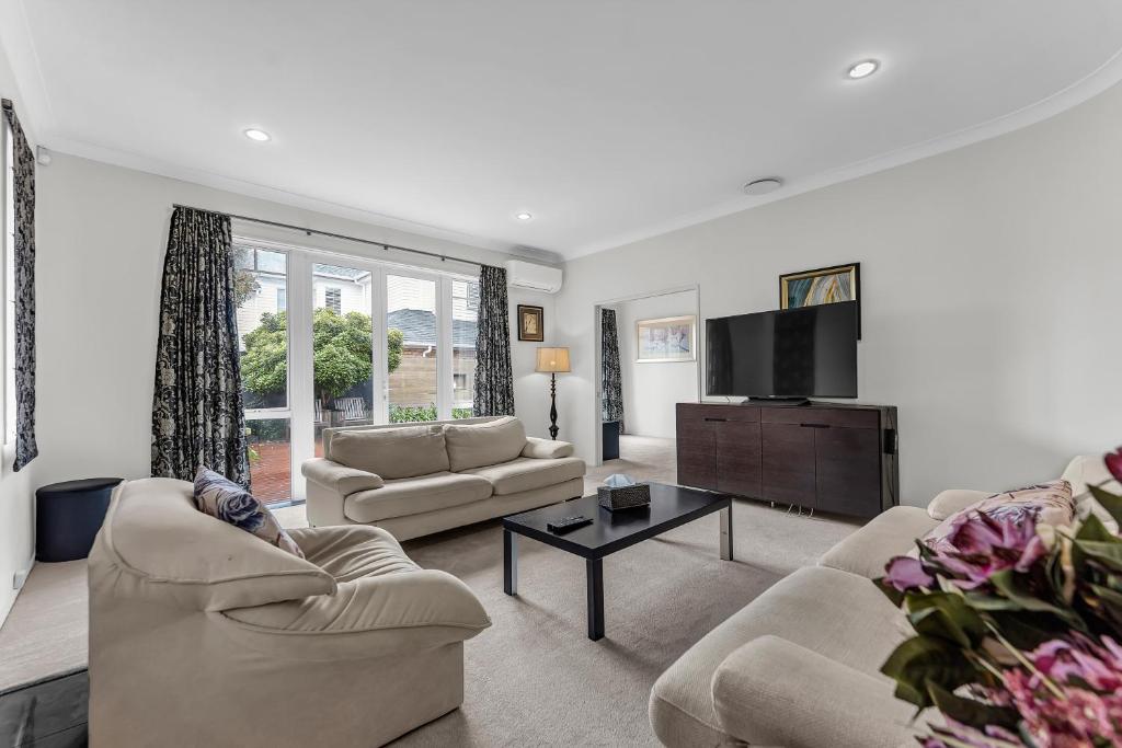 Cozy Home in Epsom - Resim 1