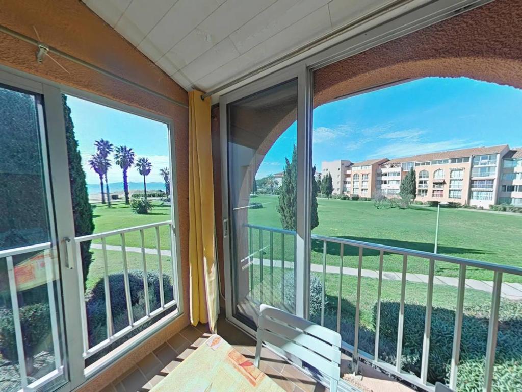 un balcon avec vue sur un terrain de golf dans l'établissement Appartement 2 pièces avec loggia vue mer, animaux admis - La Londe-les-Maures - FR-1-826-10, à La Londe-les-Maures