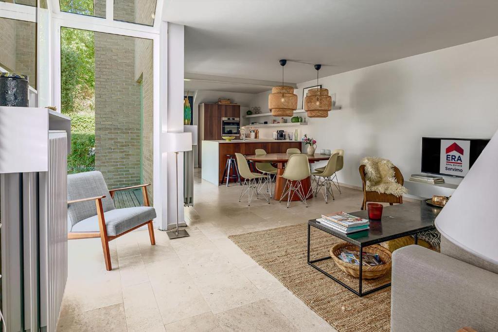 a living room with a table and a dining room at Juliette V4 P in Oostduinkerke