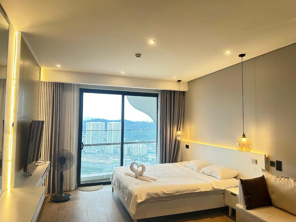 Postel nebo postele na pokoji v ubytování Bay View Halong Homestay Panoramic Bay View Luxury Apartment