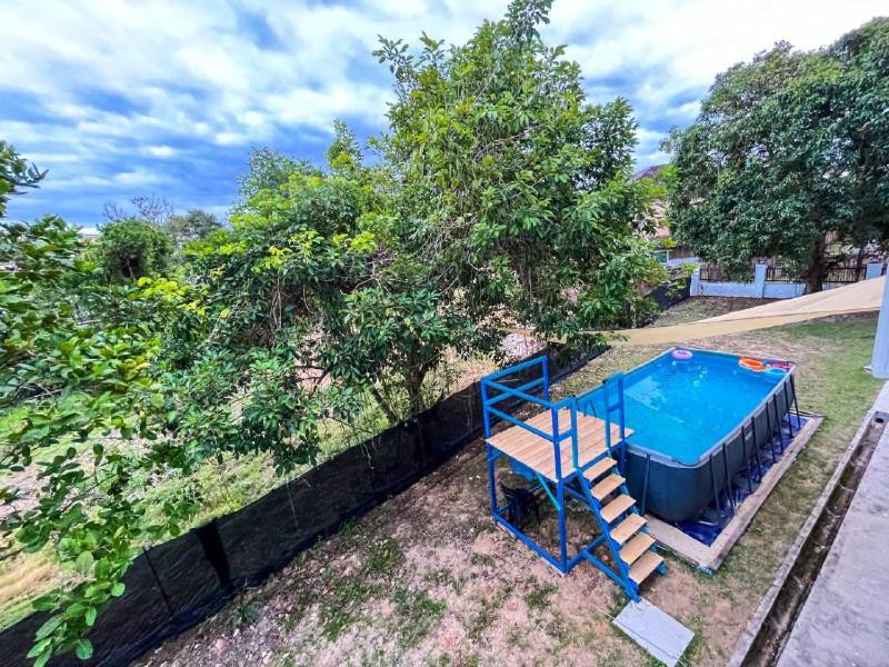 Swimmingpoolen hos eller tæt på Wafa Homestay Kluang