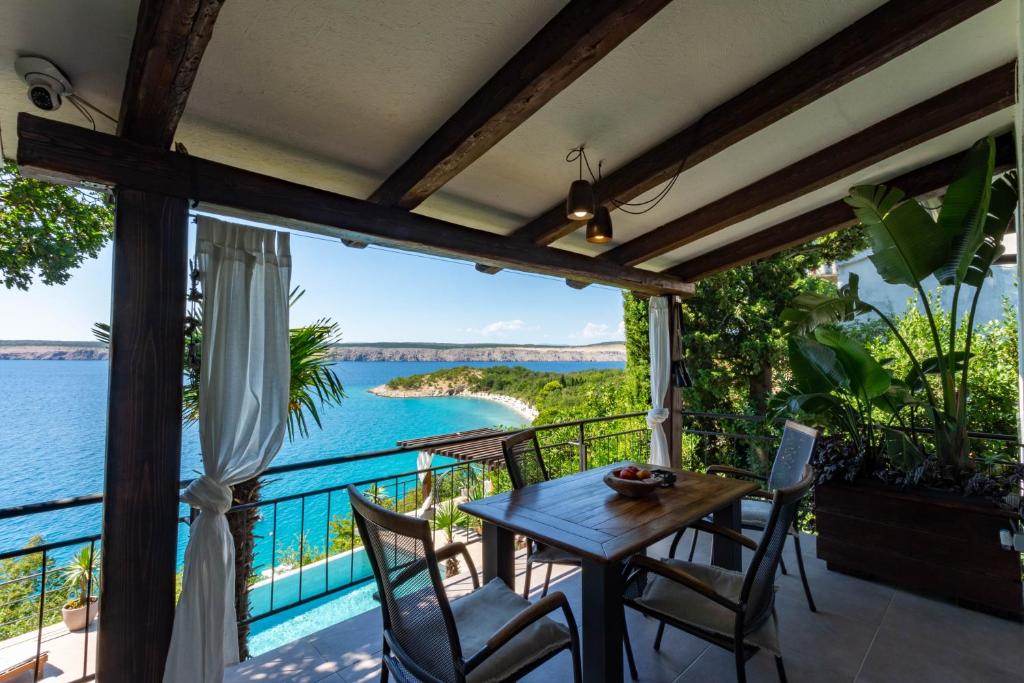 Artistic Beach House with Pool - Дом отдыха с одной спальней
